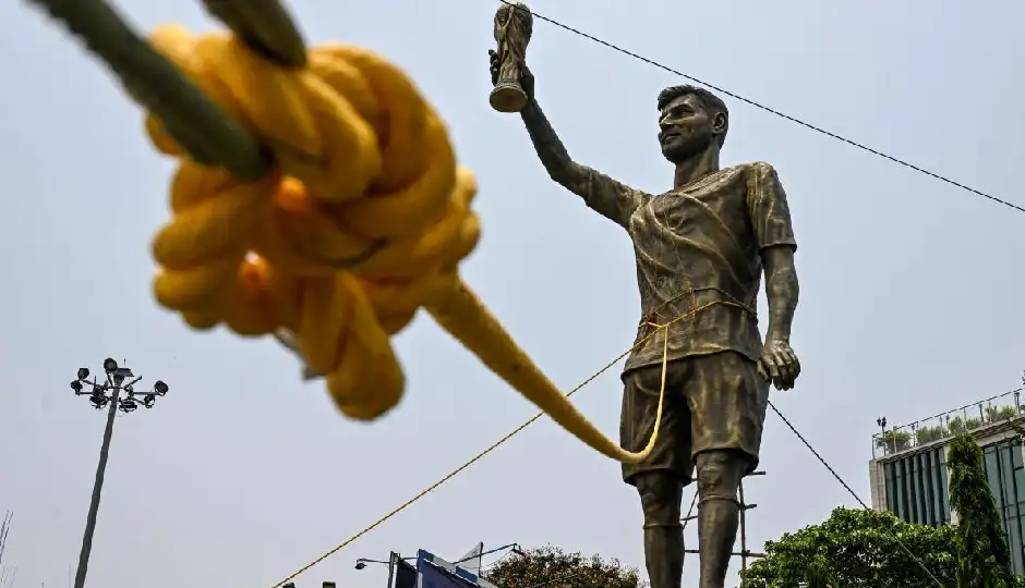 कोलकाता में लियोनेल मेस्सी की 70 फुट ऊंची प्रतिमा हटाई गई, छह महीने में ही सुरक्षा कारणों के चलते उठाया गया बड़ा कदम