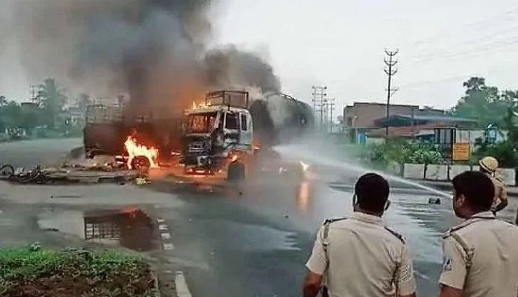 पश्चिम बंगाल:  ट्रक और तेल टैंकर में भीषण टक्कर के बाद लगी आग, तीन लोगों की मौत 