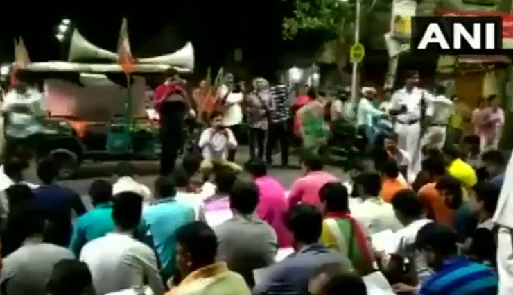 पश्चिम बंगाल: नमाज के विरोध में BJP कार्यकर्ताओं ने बीच सड़क पर किया हनुमान चालीसा का पाठ