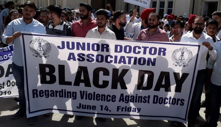 बंगाल में डॉक्टर्स की हड़ताल, अबतक 150 से अधिक डॉक्टरों ने दिया इस्तीफा, मरीजों की हालत खराब