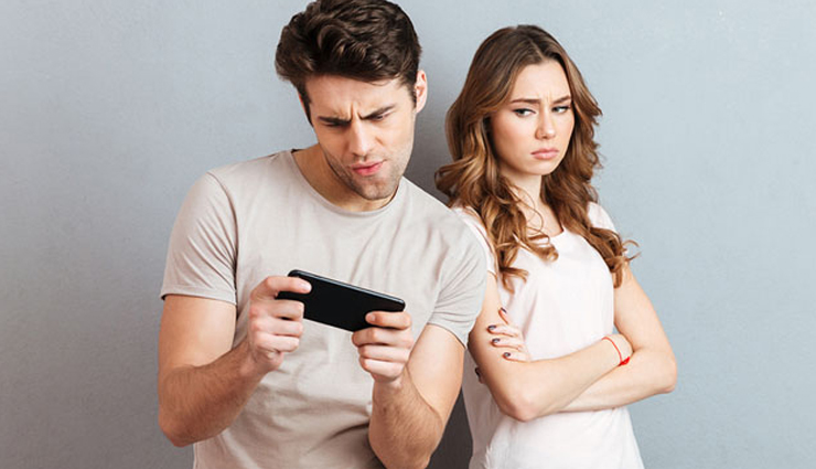 signs a guy is confused,signs he doesn’t know what he wants,mixed signals from a guy,how to tell if a guy is unsure,signs he is indecisive,does he like me or not,signs he is emotionally unavailable,how to know what he wants,signs he is not serious,guy sending mixed signals,unsure feelings in a relationship,signs he is not ready,how to read his intentions,relationship confusion signs,does he really like me