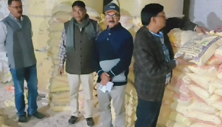 फिरोजाबाद में मिलावटखोरी का खुलासा: सफेद पाउडर मिलाकर बन रहा घटिया गेहूं का आटा, 20 लाख का माल जब्त, फैक्ट्री सील, मालिक फरार
