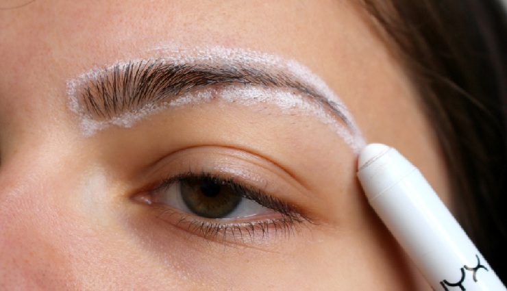 white eyeliner makeup tips,ways to use white eyeliner,makeup with white eyeliner,white eyeliner for bigger eyes,white eyeliner as eyeshadow base,brighten inner corners with white eyeliner,define brows with white eyeliner,white eyeliner tricks,white eyeliner for red spots,makeup hacks with white eyeliner,white eyeliner benefits,natural makeup with white eyeliner