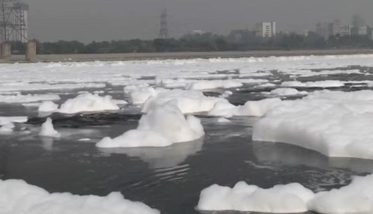 Toxic Foam In Yamuna : यमुना नदी में दिखी प्रदूषण की खौफनाक तस्वीर, बिछी 'सफेद चादर', देखे वीडियो