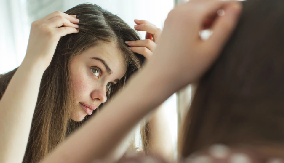 कम उम्र में सफेद बालों की बढ़ती समस्या, जानिए किन विटामिन्स की कमी से होता है ऐसा