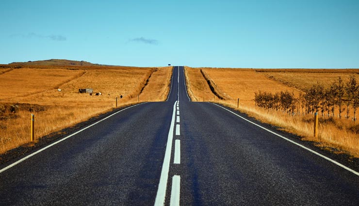 weird information,interesting facts,yellow and white lines on the road,facts related yellow and white lines