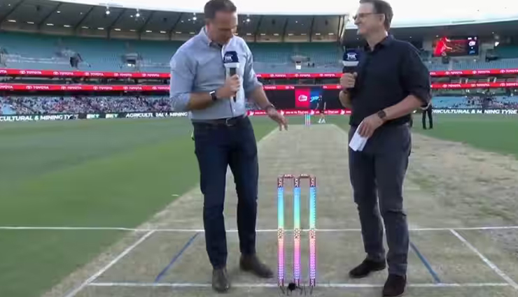 क्रिकेट में आधुनिक तकनीक से युक्त स्टम्प्स का प्रवेश, हर बॉल पर दिखेंगे अलग-अलग रंग