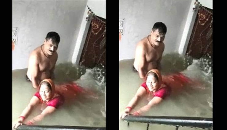 couple,flood,house,swim,prayagraj,viral pics,weird news in hindi
