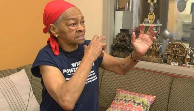 चोर की होशियारी पर भारी पड़ी बुजुर्ग महिला की समझदारी, हर तरफ हो रही तारीफ