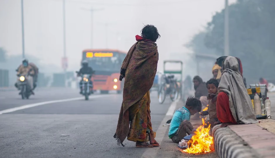 कड़ाके की ठंड के बीच नए साल की शुरुआत, उत्तर भारत में छाया घना कोहरा, शीतलहर का कहर और पहाड़ों पर बर्फबारी