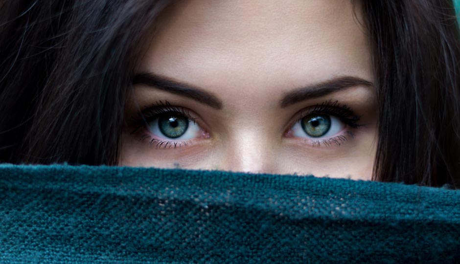 10 Ways To Tell if a Woman is Checking You Out