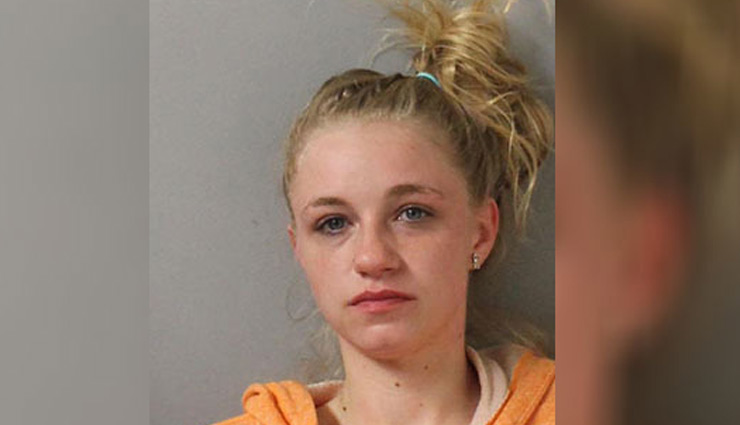 Woman and Other People Steal Christmas Decor From Shop and Leaves a Note