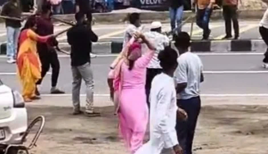 dausa land dispute,nh-21 clash,dausa highway violence,stone pelting on highway,dausa police news,rajasthan crime news,land conflict rajasthan,viral video dausa fight,nh-21 stone fight,dausa group clash news