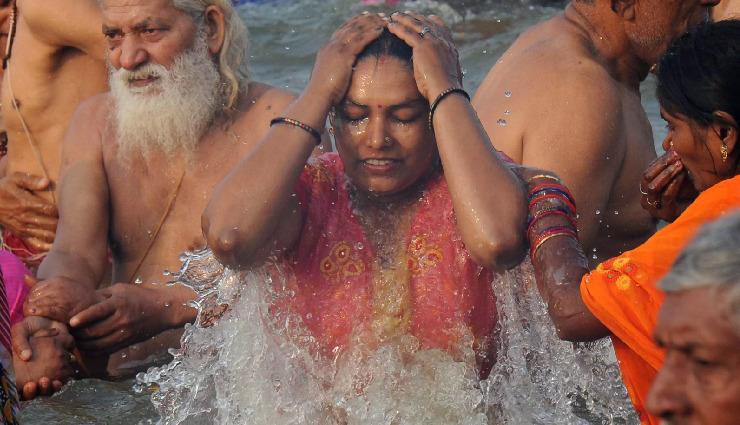 महाकुंभ में नहाते और कपड़े बदलती महिलाओं के वीडियो बेचे जा रहे सोशल मीडिया पर, पुलिस ने लिया एक्शन