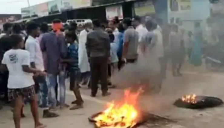 बिहार: रोहतास के अकबरपुर में फर्जी डॉक्टर के इलाज से महिला की मौत, ग्रामीणों ने आगजनी के साथ किया प्रदर्शन