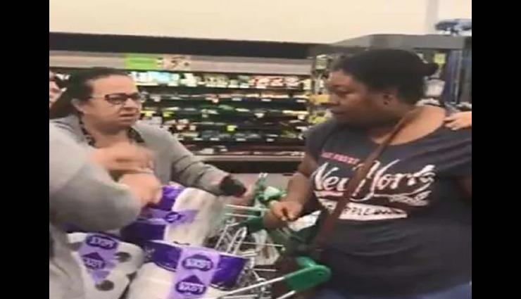 कोरोना वायरस का खौफ, टॉयलेट पेपर को लेकर महिलाओं के बीच हुई हाथापाई, बुलानी पड़ी पुलिस, वीडियो वायरल कोरोना वायरस का खौफ, टॉयलेट पेपर को लेकर महिलाओं के बीच हुई हाथापाई, बुलानी पड़ी पुलिस, वीडियो वायरल