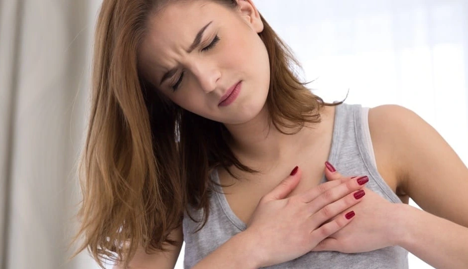 युवा महिलाओं में बढ़ रहा हार्ट अटैक का खतरा – जानें लक्षण, कारण और बचाव