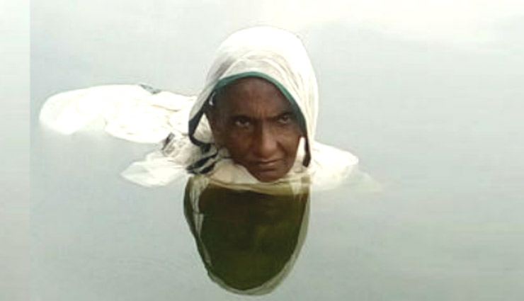 पिछले 20 सालों से पानी में रह रही है ये महिला, जानें क्या है वजह 