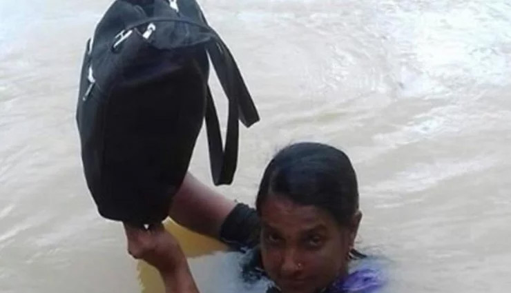 बुलंद हौसला : 11 साल से नदी पार कर बच्चों को पढ़ाने के लिए जाती है ये महिला शिक्षक