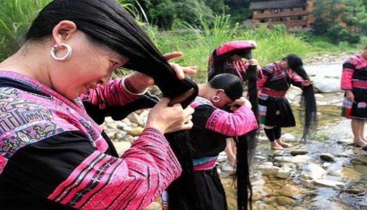 पूरी दुनिया में हैं चीन के इस गांव की महिलाओं के चर्चे, अपनी हाइट से भी लम्बे होते हैं इनके बाल