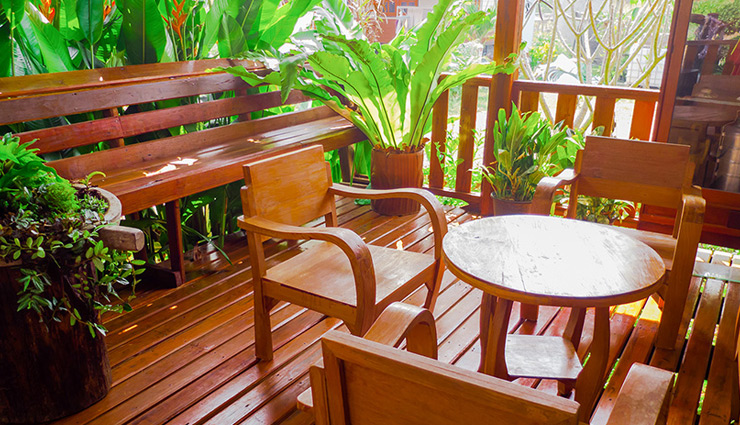 लकड़ी से बना फर्नीचर बढाता है घर का आकर्षण, इस तरह बनाए रखें इनकी चमक