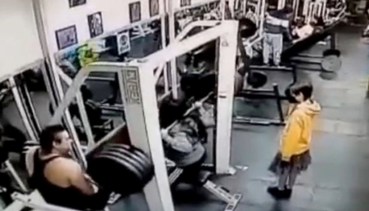 बेटी के सामने मां ने तोड़ा दम, जिम में उठाया 180 KG वजन दबने से हुई मौत