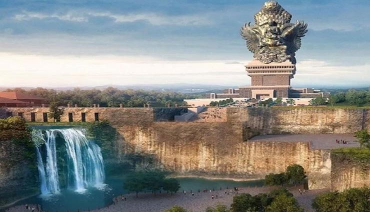 इस मुस्लिम देश में है भगवान विष्णु की सबसे ऊंची मूर्ति, बेहद दिलचस्प है इसके पीछे की कहानी weird news,weird information,weird statue,worlds tallest statue of lord vishnu,lord vishnu statue in indonesia