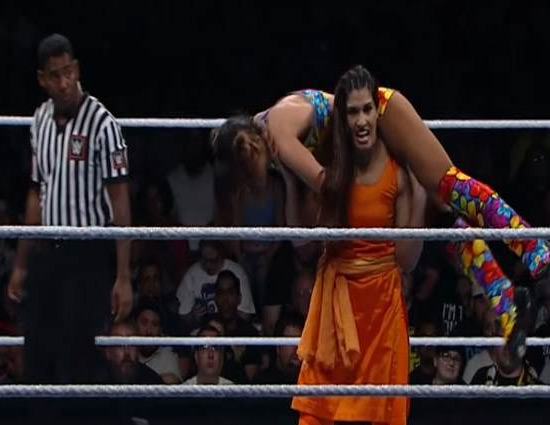 VIRAL VIDEO : जब WWE की रिंग में सलवार सूट पहन कर उतरी ग्रेट खली की यह शिष्या