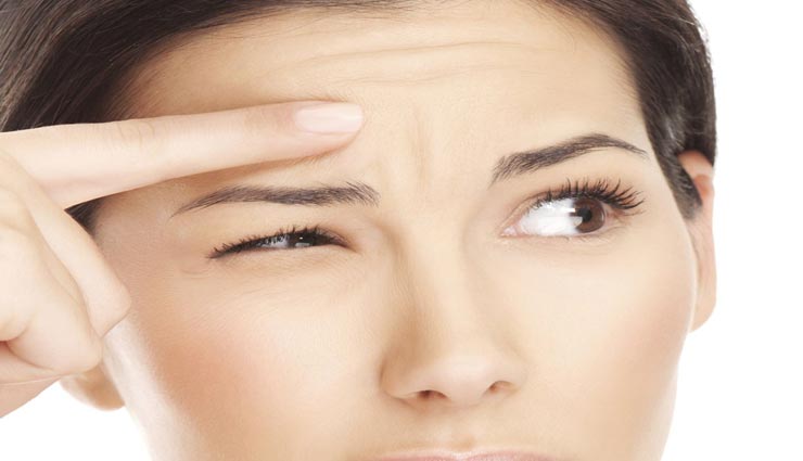 माथे की झुर्रियां बना रही हैं आपको समय से पहले बूढ़ा, इन 5 तरीकों से दूर करें समस्या