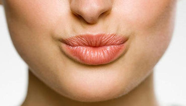 चेहरे की खूबसूरती को बिगाड़ रही होंठो की झुर्रियां, इन 5 तरीकों से दूर करें यह परेशानी