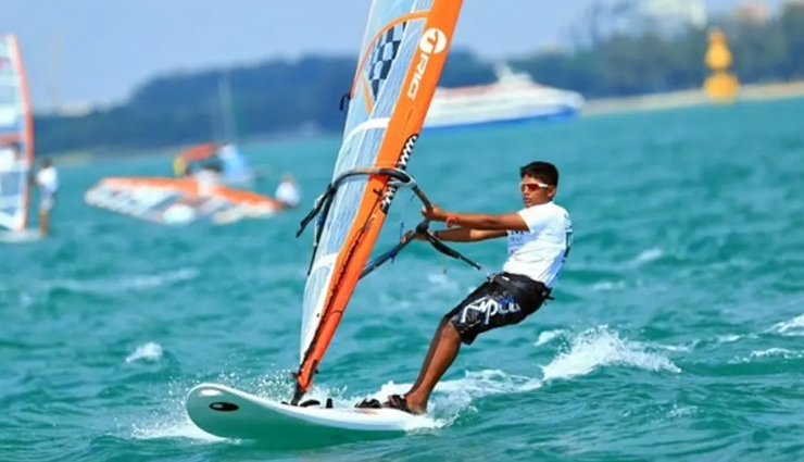 water sports in goa,must try water sports,goa,kneeboarding,kayaking,wakeboarding,windsurfing,scuba diving,kite surfing