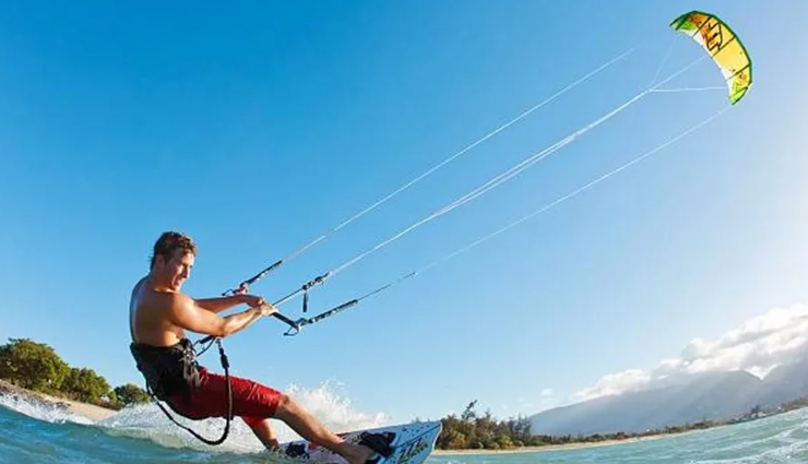 water sports in goa,must try water sports,goa,kneeboarding,kayaking,wakeboarding,windsurfing,scuba diving,kite surfing