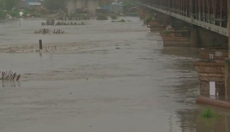 Yamuna river crosses danger level, Delhi government asks people living in low-lying areas to evacuate