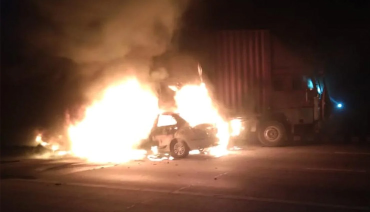 आगरा: यमुना एक्सप्रेसवे पर कंटेनर से टकराई कार, 5 लोगों की जलकर मौत