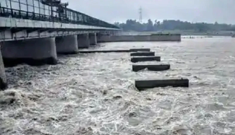 यमुना फिर उफान पर...दिल्ली पर मंडराया बाढ़ का खतरा, हथिनीकुंड बैराज के सभी 18 गेट खुले
