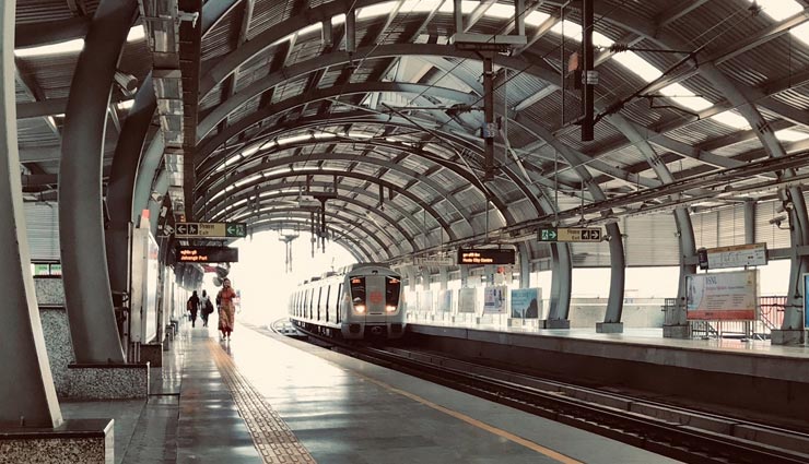 आखिर क्यों बनी होती है हर मेट्रो स्ट्रेशन पर पीली लाइन, सच्चाई जानकर आप भी बरतेंगे सावधानी