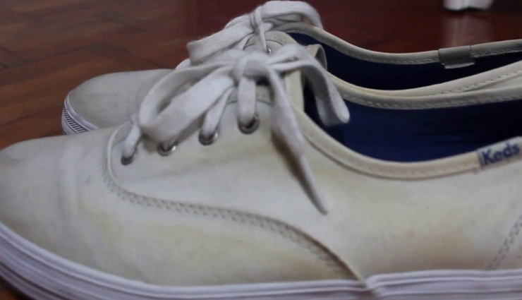सफेद जूतों पर आने लगा हैं पीलापन, इन तरीकों से सफाई कर बनाए इन्हें नए जैसा