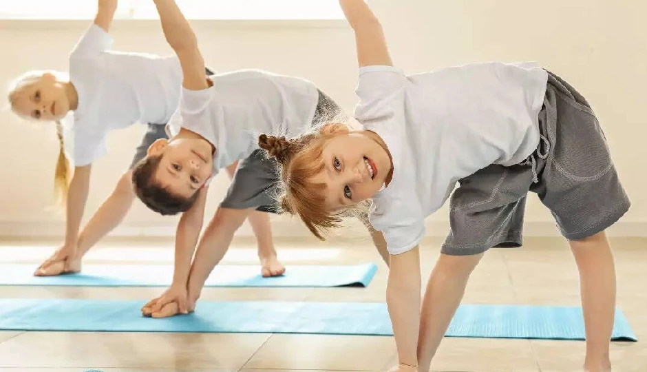 बच्चों की बेहतर ग्रोथ और तेज दिमाग के लिए अपनाएं ये 3 आसान योगासन, खेल-खेल में होंगे फिट