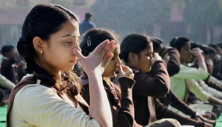 UP : फरमान जारी, अब सरकारी प्राइमरी स्कूल के बच्चे सुबह की प्रार्थना के साथ करेंगे 15 मिनट योग