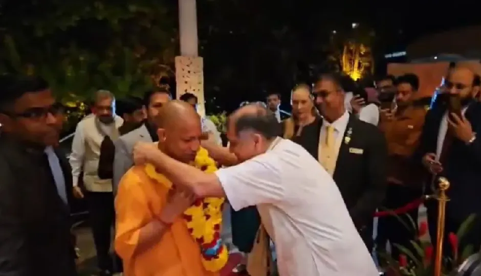 सिंगापुर पहुंचे CM योगी, होटल के बाहर भव्य स्वागत, टेमासेक के चेयरमैन से की अहम बैठक