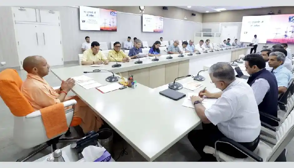 बिजली व्यवस्था पर सख्त हुए CM योगी, समीक्षा बैठक में दिए कड़े निर्देश, लापरवाही पर चेतावनी