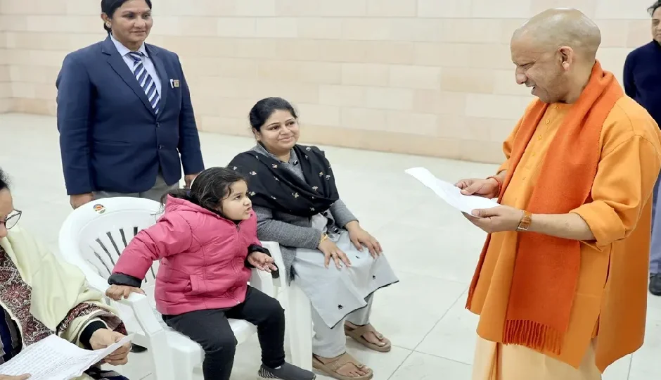 ‘हम शेर बच्चे, छोटे हैं तो क्या हुआ’, मासूम अनाबी की कविता सुनकर पिघले CM योगी, बोले- इसका एडमिशन कराओ; VIDEO में देखें दिल छू लेने वाला पल