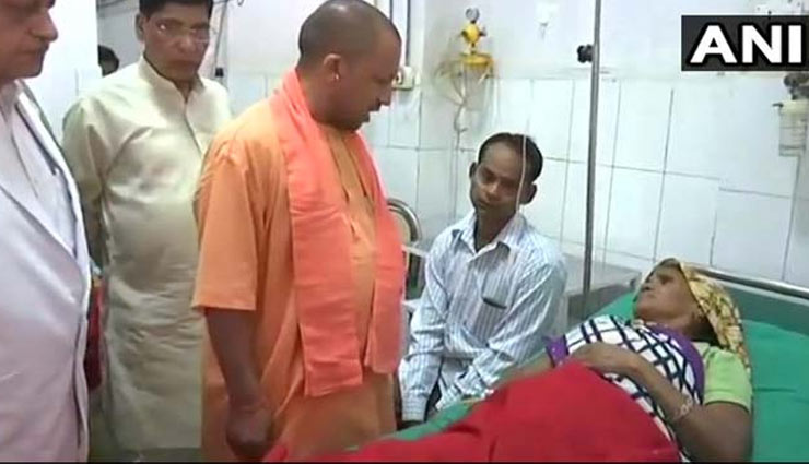 कर्नाटक दौरा बीच में छोड़ तूफान पीड़ितों से मिले सीएम योगी आदित्‍यनाथ