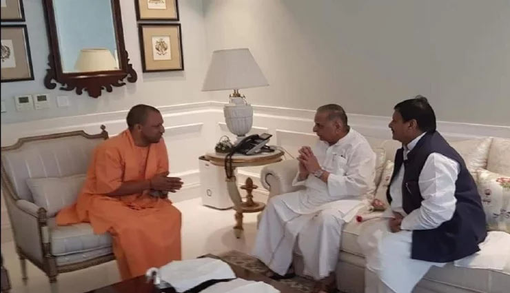 यूपी: मुलायम सिंह यादव से मिले CM योगी, दी दिवाली की शुभकामनाएं, शिवपाल सिंह भी रहे साथ