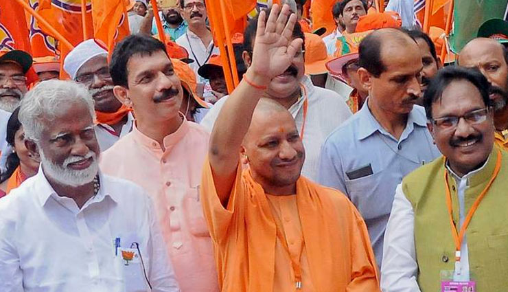 CM योगी के रास्ते से गाय-सांडों को हटाने के लिए ड्यूटी पर लगाए गए 9 इंजीनियर, हाथों में रस्सी लेकर रहेंगे तैनात 