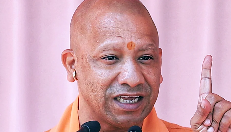 योगी आदित्यनाथ का महागठबंधन पर वार: “बंटे थे तो कटे थे, एक रहेंगे तो सुरक्षित रहेंगे” — दरभंगा की सभा में बोले मुख्यमंत्री