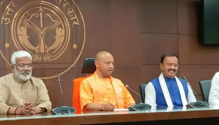 यूपी: दूसरी पारी की पहली कैबिनेट बैठक में CM योगी का बड़ा फैसला, फ्री राशन योजना को तीन महीने बढ़ाया