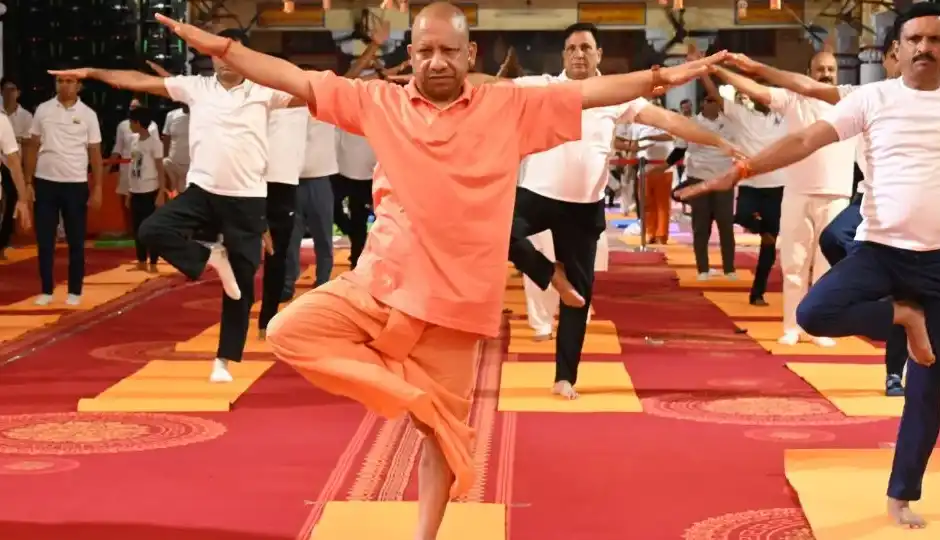 CM योगी आदित्यनाथ 54 की उम्र में भी कैसे रहते हैं फिट? सुबह 3 बजे उठने से लेकर सात्विक भोजन तक, जानें उनकी 3 आदतें