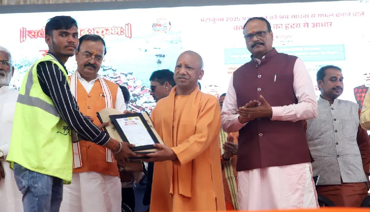 योगी सरकार का बड़ा कदम, बढ़ा दी यूपी के सफाई कर्मचारियों की सैलरी, 10,000 रुपये अतिरिक्त बोनस का भी ऐलान