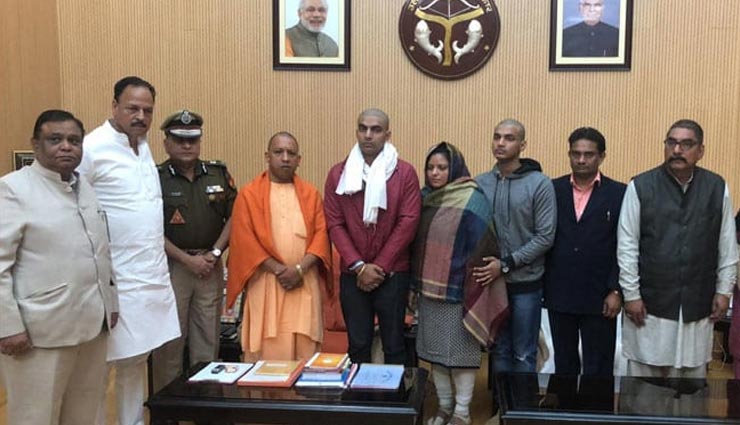 बुलंदशहर हिंसा: इंस्पेक्टर सुबोध सिंह के परिवार से मिले CM योगी, कहा - दोषियों को कड़ी सजा मिलेगी